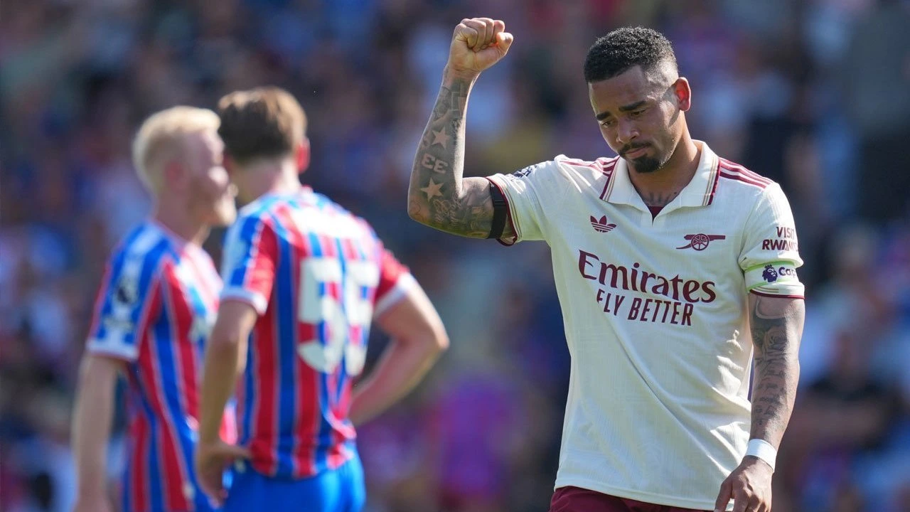 Gabriel Jesus merayakan gol kemenangan krusial Arsenal di Selhurst Park